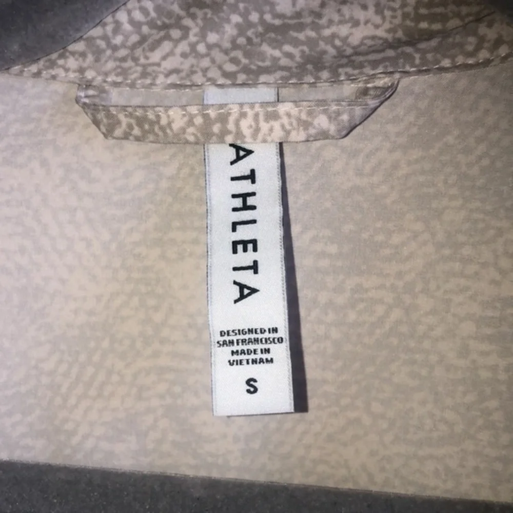 Athleta Zuma Print Top Blouse‎ V- Neck Small  Green